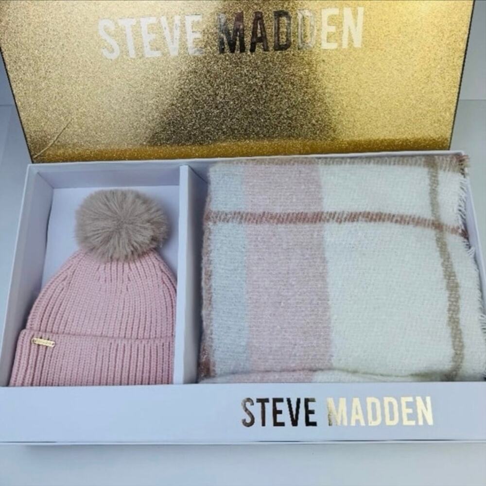 Steve Madden Womens NWT POM Pom Beanie Scarf 2 Piece GIFT Set